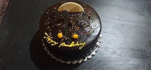 Red Fresh Sweet Chocolate Flavored Round Eggless Celebrations Cake