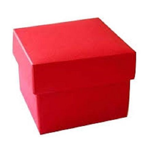 लाल रंग और सादा नालीदार बक्से