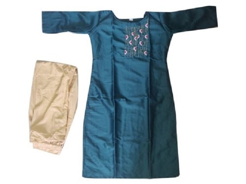 हवा पार होने योग्य आधुनिक डिज़ाइन, कूल और आरामदायक ब्लू कलर लेडीज़ सॉफ्ट सिल्क कुर्ती पैंट सेट