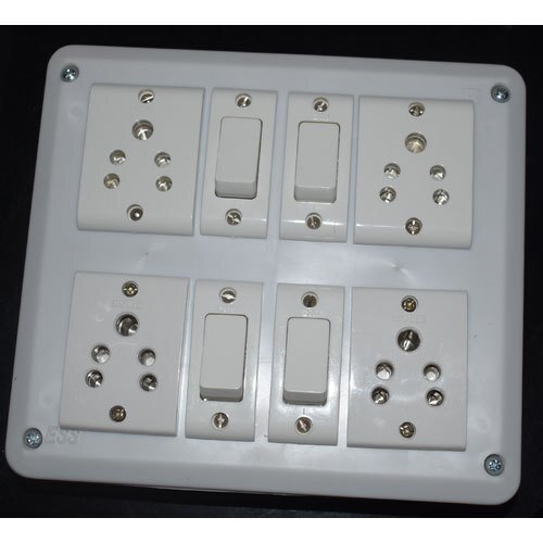 4 स्विच और 4 सॉकेट एंटी-शॉक मॉड्यूलर इलेक्ट्रिकल स्विच बोर्ड