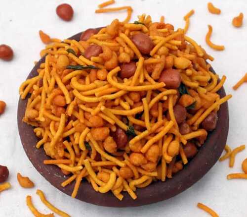 दाल सेव नमकीन, अलग-अलग स्वाद में उपलब्ध, नमकीन और मसालेदार स्वाद