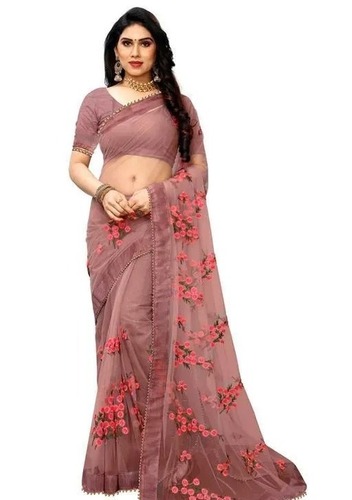 मैरून 5.5 मीटर लंबाई वाली डिज़ाइनर और पार्टी वियर लेडीज़ नेट साड़ी