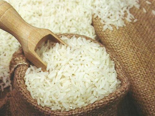 रिच फाइबर और विटामिन कार्बोहाइड्रेट स्वस्थ प्राकृतिक रूप से उगाए गए पोनी उबले हुए चावल