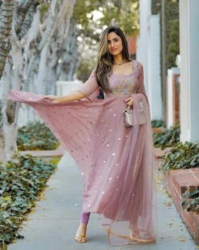 कैज़ुअल वियर आरामदायक और हवा पार होने योग्य प्रिंटेड स्ट्रेट क्रेप लेडीज़ सूट