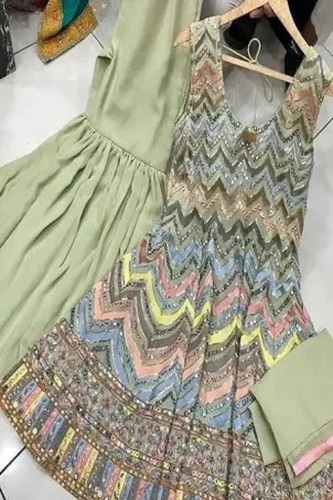 सफ़ेद आरामदायक और हवा पार होने योग्य मीडियम साइज़ स्लीवलेस प्रिंटेड लेडीज़ फैंसी सूट