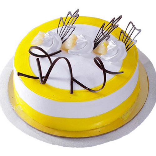 क्रीम के साथ मीठा और स्वादिष्ट अनानास केक