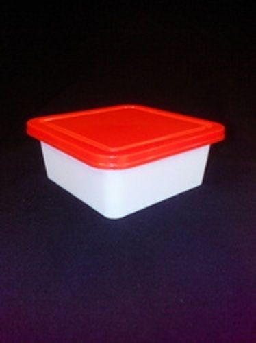  500 ग्राम मैक्स लोड स्क्वायर आकार का सफेद और लाल हल्का प्लास्टिक कंटेनर 