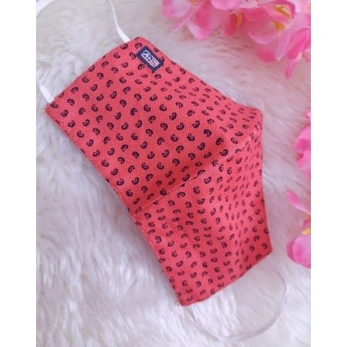 वायरस और डस्ट रेड और ब्लैक डॉट प्रिंटेड रियूजेबल कॉटन फेस मास्क से बचाएं