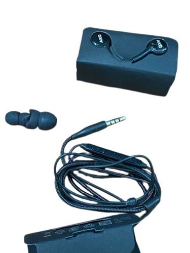 माइक के साथ ब्लैक बेस बूस्टेड और इमर्सिज़ साउंड ड्राइवर इन ईयर वायर्ड ईयरफ़ोन