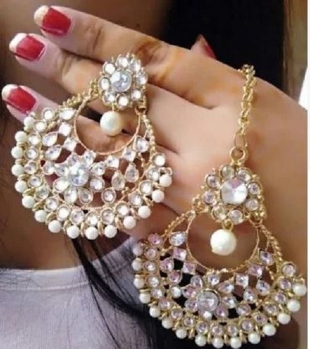 सफेद और गोल्डन राउंड गोल्ड प्लेटेड पॉलिश कॉपर पर्ल इयररिंग्स