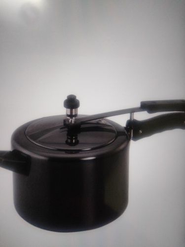 Non Stick Pressure Cooker For Kitchen Use In Plain Pattern And Black Color
