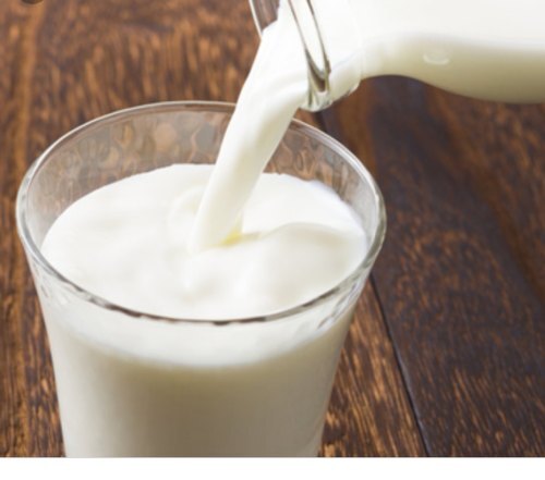 1 लीटर शुद्ध और स्वस्थ सफेद ताजा गाय के दूध का पैक