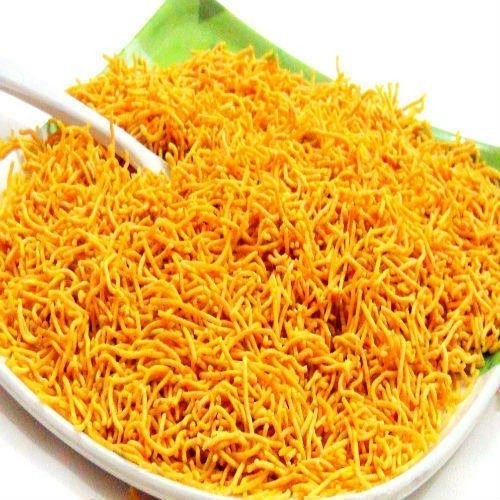 कुरकुरा और नमकीन खाने के लिए तैयार फ्राइड आलू भुजिया नमकीन सामग्री: आलू