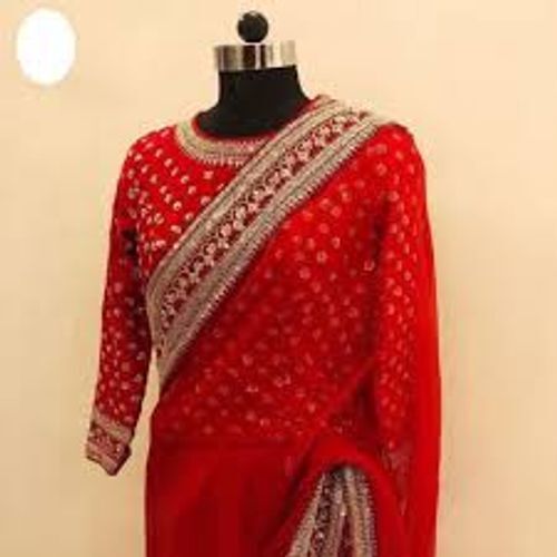 फ़ेस्टिव इंडियन ट्रेडिशनल वियर स्टाइलिश और आरामदायक सुंदर प्लेन जॉर्जेट सुंदर बॉर्डर वाली लाल साड़ी के साथ