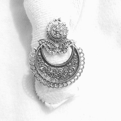 पार्टी वियर के लिए एलिगेंट और सिंपल डिज़ाइन आर्टिफिशियल ऑक्सीडाइज़्ड सिल्वर पैटर्न वाली ड्रॉप इयररिंग