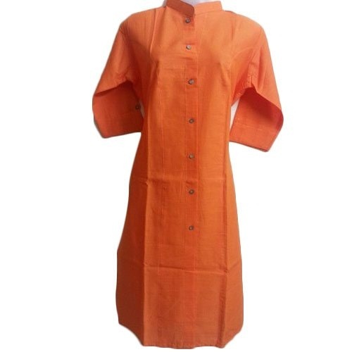 ऑरेंज सिंपल स्टाइल और डेली वियर 3/4 स्लीव महिलाओं के लिए प्लेन पैटर्न कॉटन कुर्ती के साथ