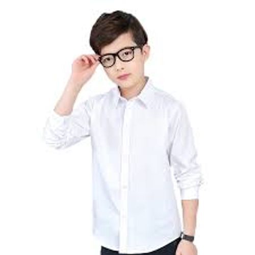 स्मूद और आरामदायक फुल स्लीव स्ट्रेट कॉलर प्लेन डाइड सफ़ेद बच्चों की कॉटन शर्ट