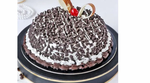 Dark Chocolate 500 Gram Sweet And Delicious Round Eggless Birthday Choco Chip Black Forest Cake 