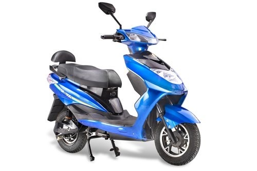 नीला और काला रंग का इलेक्ट्रिक मोटर स्कूटर