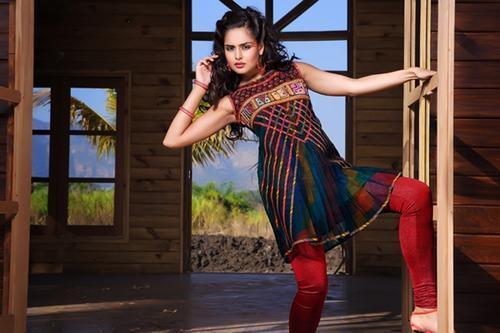 स्किन फ्रेंडलीनेस एंड श्रिंक रेसिस्टेंस आई कैचिंग लुक डिज़ाइनर गर्ल्स कुर्ती