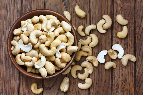 A Grade Cashew Nuts With 6 Months Shelf Life, 1 Kg Packaging Size