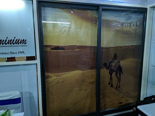 ऑफिस और होटल के लिए 6.5 फीट आसानी से इंस्टॉल किया जाने वाला वॉलपेपर प्रिंटेड एल्युमिनियम स्लाइडिंग डोर