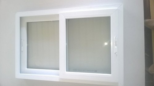 घर और कार्यालय के लिए 3 X 5 फीट UPVC दो ट्रैक स्लाइडिंग विंडो