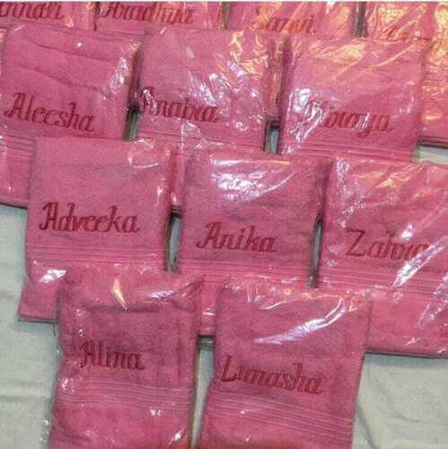 आयताकार आकार और मुलायम सूती कपड़ों के साथ कॉपर पिंक (गुलाबी) रंग का स्नान तौलिया