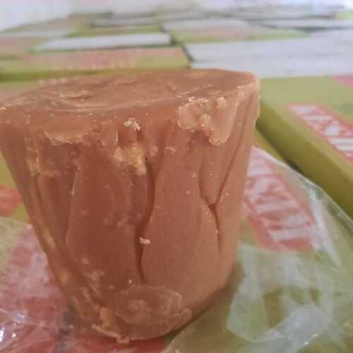 कोई आर्टिफिशियल फ़्लेवर और नेचुरल कलर रिफाइंड ऑर्गेनिक बकेट शेप गुड़ नहीं