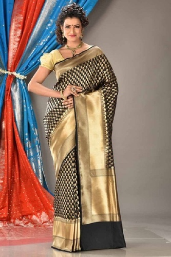 ऑटोमैटिक लेडीज़ कैज़ुअल वियर लाइटवेट ब्लैक और गोल्डन चंदेरी सिल्क प्रिंटेड साड़ी