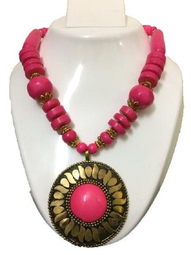 पार्टी में पहनने के लिए वुड मेटल और जेम्स बॉडी आकर्षक आर्टिफिशियल लेडीज़ नेकलेस