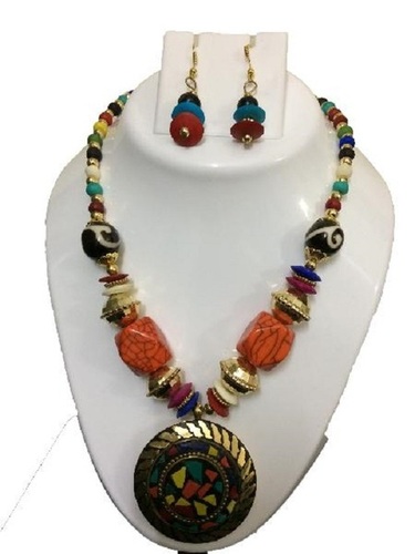 वुड मेटल एंड जेम्स बॉडी डिज़ाइनर आर्टिफिशियल वुमन नेकलेस