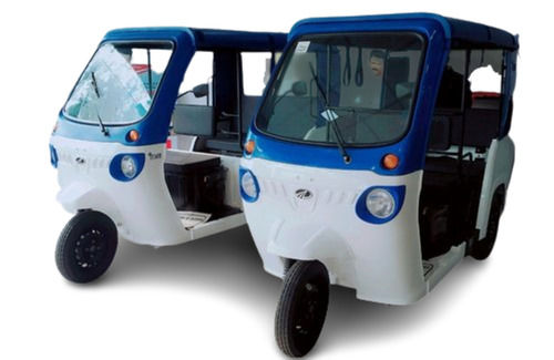 Silver Three Wheeled Telescopic Hydraulic 4-Seat Capacity Eco Friendly Electric Rickshaw