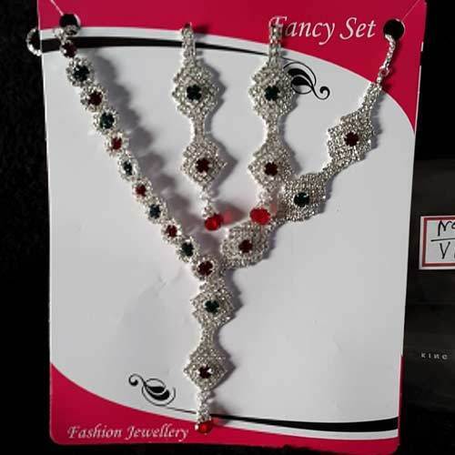 शादी और पार्टी में पहनने के लिए सिल्वर लेडीज़ डिज़ाइनर नेकलेस सेट