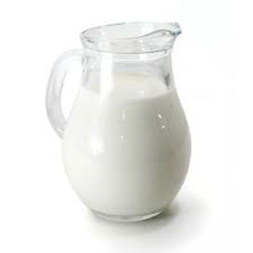  सफेद कच्चा स्वच्छ रूप से पैक किया हुआ शुद्ध ताजा गाय का दूध प्लास्टिक की बोतल के साथ पैक किया गया 