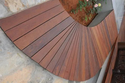 काली 19 मिमी मोटाई और मैट फ़िनिश 7 फीट लंबाई के साथ सॉलिड डेकिंग फ़्लोर टाइल