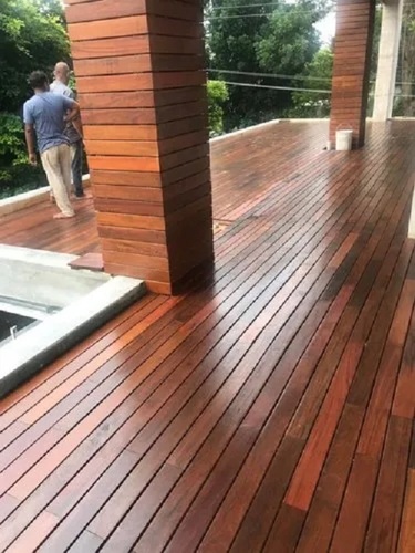 काला आयताकार आकार और 19 मिमी मोटी सॉलिड डेकिंग फ्लोर टाइल 7 फीट लंबाई के साथ