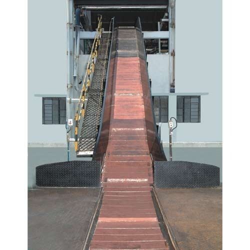 Industrial Slat Chain Conveyor For Moving Goods, Rust Resistant