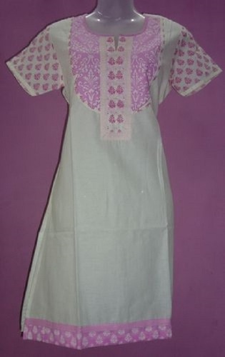 पिंक (गुलाबी) और ऑफ व्हाइट कॉटन शॉर्ट स्लीव गोल नेक रेगुलर फिट कैज़ुअल कुर्तियां