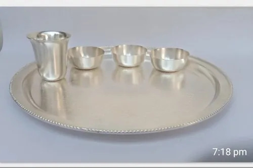 13 इंच साइज़ और गोल शेप के साथ गिफ्ट देने के लिए सिल्वर प्लेटेड डिनर सेट