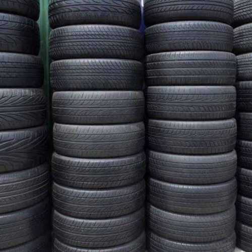 व्हाइट हाई स्ट्रेंथ और लॉन्ग लाइफ 15 इंच ब्लैक रबर कार टायर