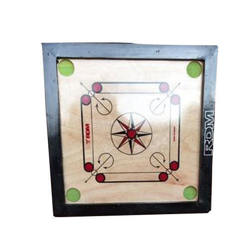 इनडोर प्लेइंग के लिए 1 मिमी और 34x34 इंच लकड़ी का स्क्वायर क्लब कैरम बोर्ड