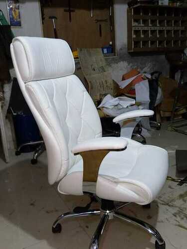 Handmade White Moving Leather Chair For Office With 5 Castor Wheels