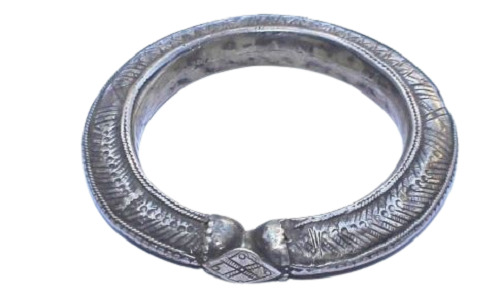 पुरुषों के लिए 32 Cm गोल डिज़ाइनर ब्रास और सिल्वर कड़ा