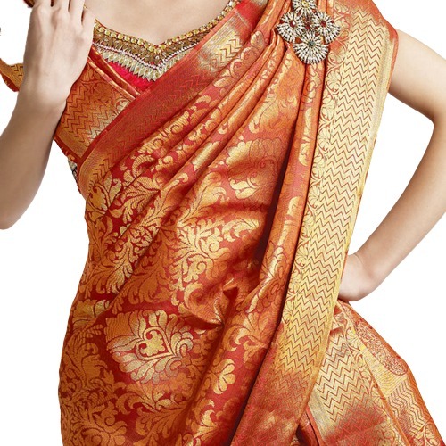 महिलाओं के लिए सांस लेने योग्य और त्वचा के अनुकूल लाल प्रिंटेड कॉटन डिज़ाइनर ब्राइडल साड़ी