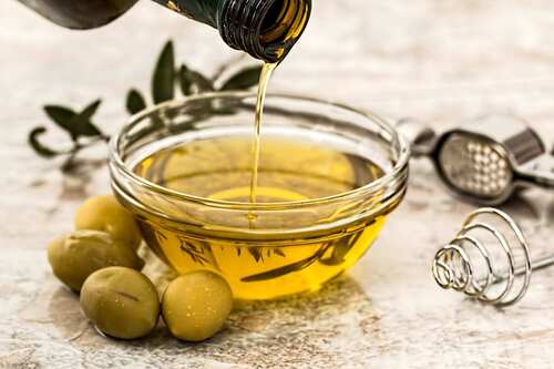 Light Yellow Cold Pressed Extra Virgin Olive Oil Good For Health And Beauty
