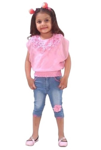 ट्रेंडी कॉटन निटेड स्लीवलेस स्टाइलिश कैप्री और टॉप किड्स फैंसी वियर एज ग्रुप: 5-7 साल