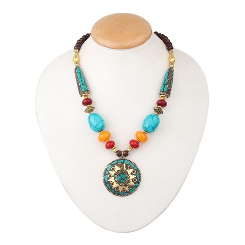 पार्टी में पहनने के लिए चमकदार लुक और आकर्षक पैटर्न वाला नेचुरल स्टोन नेकलेस