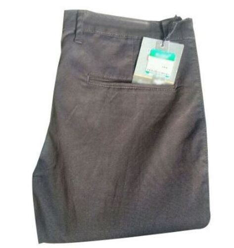 पुरुषों के लिए ब्राउन आरामदायक और स्लिम फिट थ्री पॉकेट बटन क्लोजर कॉटन पैंट