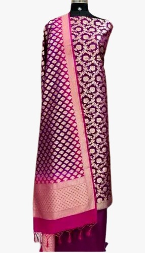 महिलाओं के लिए हवा पार होने योग्य और बिना फीका प्रिंटेड अनस्टिच्ड बनारसी सिल्क सूट